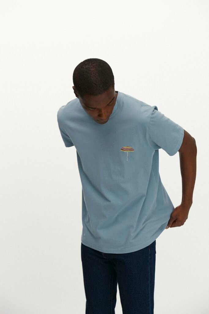 Imagen de modelo ajustando su playera para la colección LERET LERET Cotton con detalle bordado