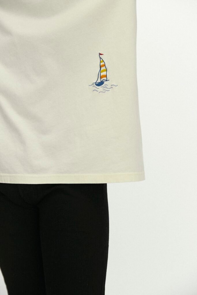 Close up de playera de la colección Cotton de LERET LERET con bordado de un barco