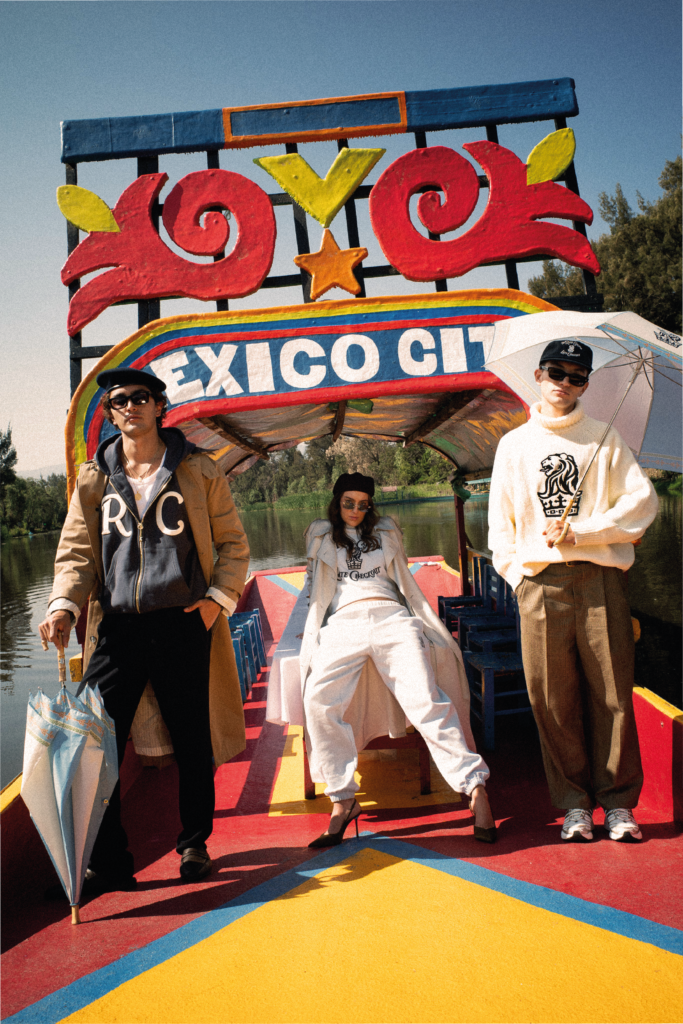 Imagen de la campaña para México de la colaboración, los modelos están sobre una trajinera de Xochimilco