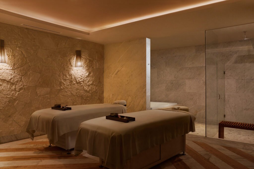 Camillas del SPA del Hotel SLS Playa Mujeres perfectas para pasar un rato relajante lleno de confort y lujo