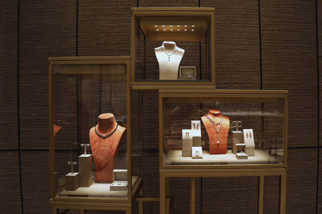 La histórica casa joyera española SUAREZ fortalece su presencia en México con la apertura de una nueva boutique en El Palacio de Hierro Polanco, uno de los destinos de lujo más relevantes de América Latina. Este hito reafirma el legado, la artesanía y la excelencia que distinguen a la firma desde 1943.