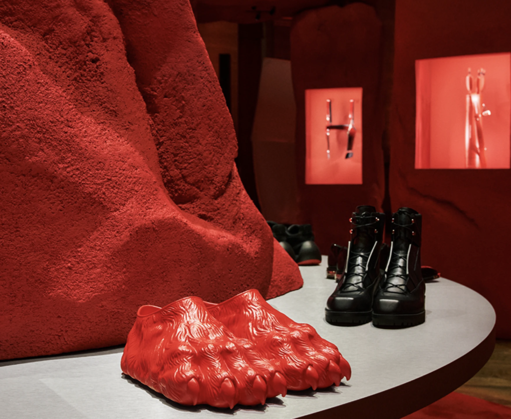 La Maison Christian Louboutin presentó su colección masculina Primavera/Verano 2027 en el corazón de París, con una narrativa que desbordó moda y arte. Bajo la mirada creativa de Jaden Smith, la propuesta se transformó en un espectáculo editorial que exploró la memoria cultural y la imaginación contemporánea.