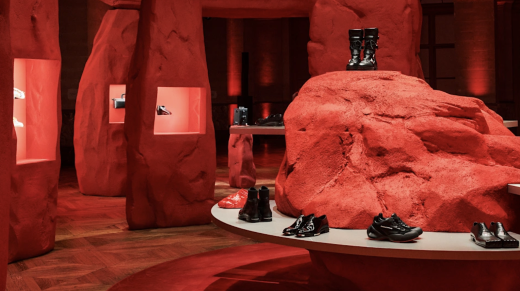 La Maison Christian Louboutin presentó su colección masculina Primavera/Verano 2027 en el corazón de París, con una narrativa que desbordó moda y arte. Bajo la mirada creativa de Jaden Smith, la propuesta se transformó en un espectáculo editorial que exploró la memoria cultural y la imaginación contemporánea.