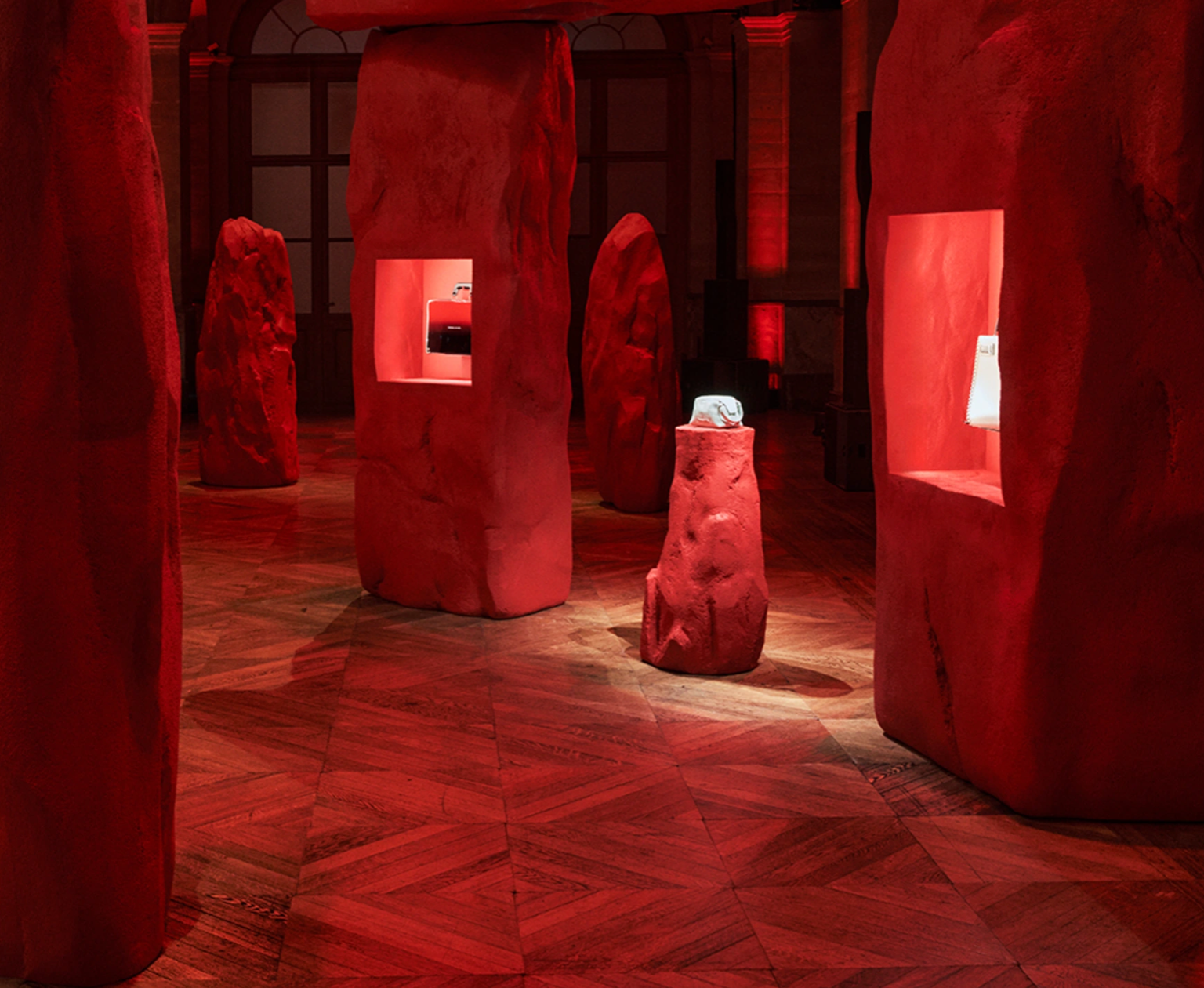 La Maison Christian Louboutin presentó su colección masculina Primavera/Verano 2027 en el corazón de París, con una narrativa que desbordó moda y arte. Bajo la mirada creativa de Jaden Smith, la propuesta se transformó en un espectáculo editorial que exploró la memoria cultural y la imaginación contemporánea.