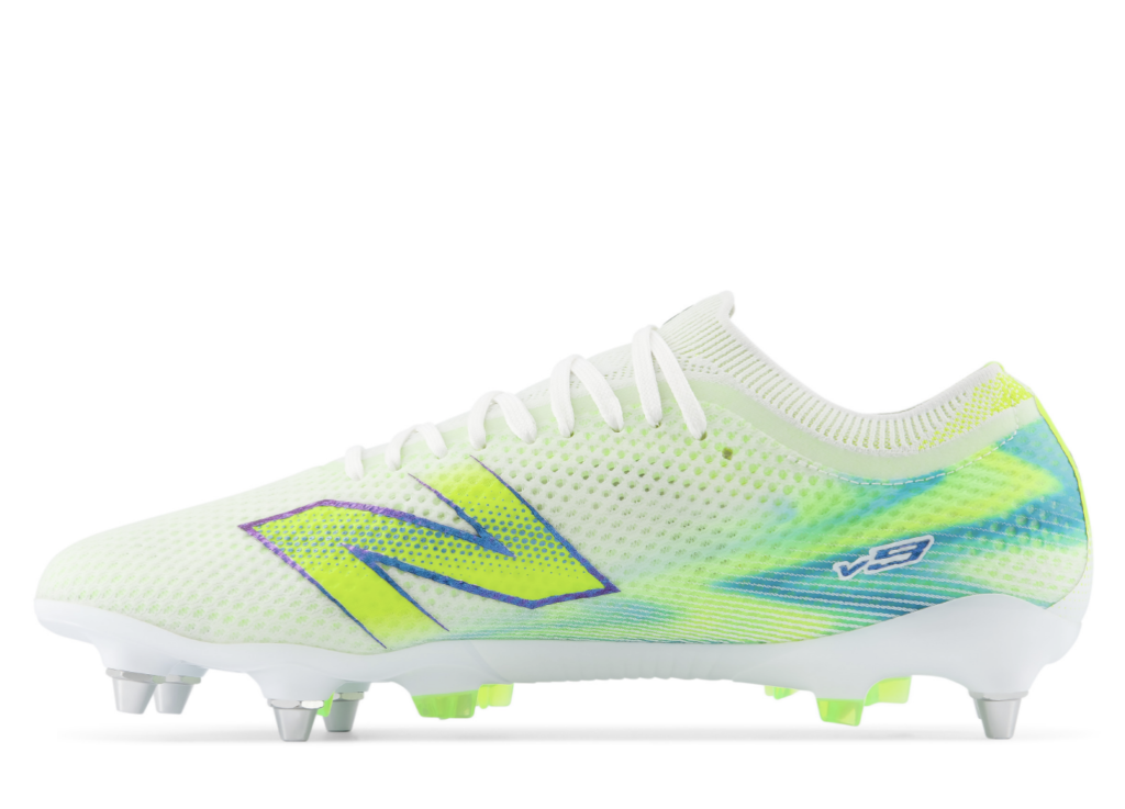 New Balance presentó oficialmente el Furon v9, un calzado de fútbol diseñado para jugadores que buscan velocidad explosiva y precisión en cada movimiento. Con apenas 177 gramos de peso (talla 27.5mx), se convierte en el modelo más ligero de la marca, pensado para acompañar cambios de dirección rápidos y jugadas decisivas.