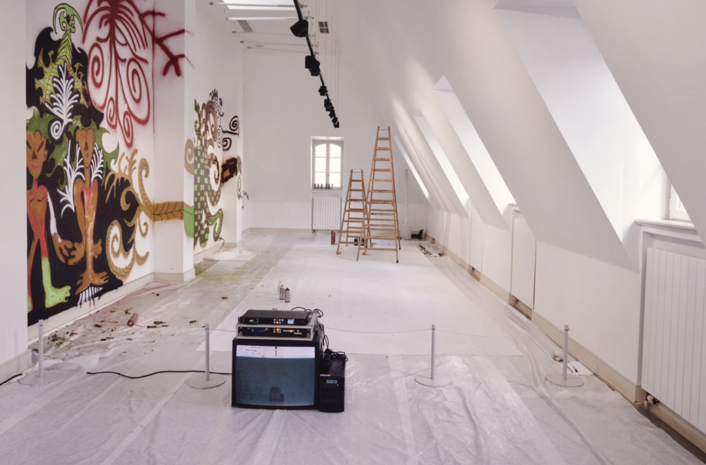 adidas Originals transformó una casa de varias plantas en un espacio efímero de creación, inaugurando junto a TTGT Studio una residencia que durante dos días convirtió al icónico Stan Smith en un lienzo vivo de arte, música y performance. La propuesta partió de la idea de que el Stan Smith.