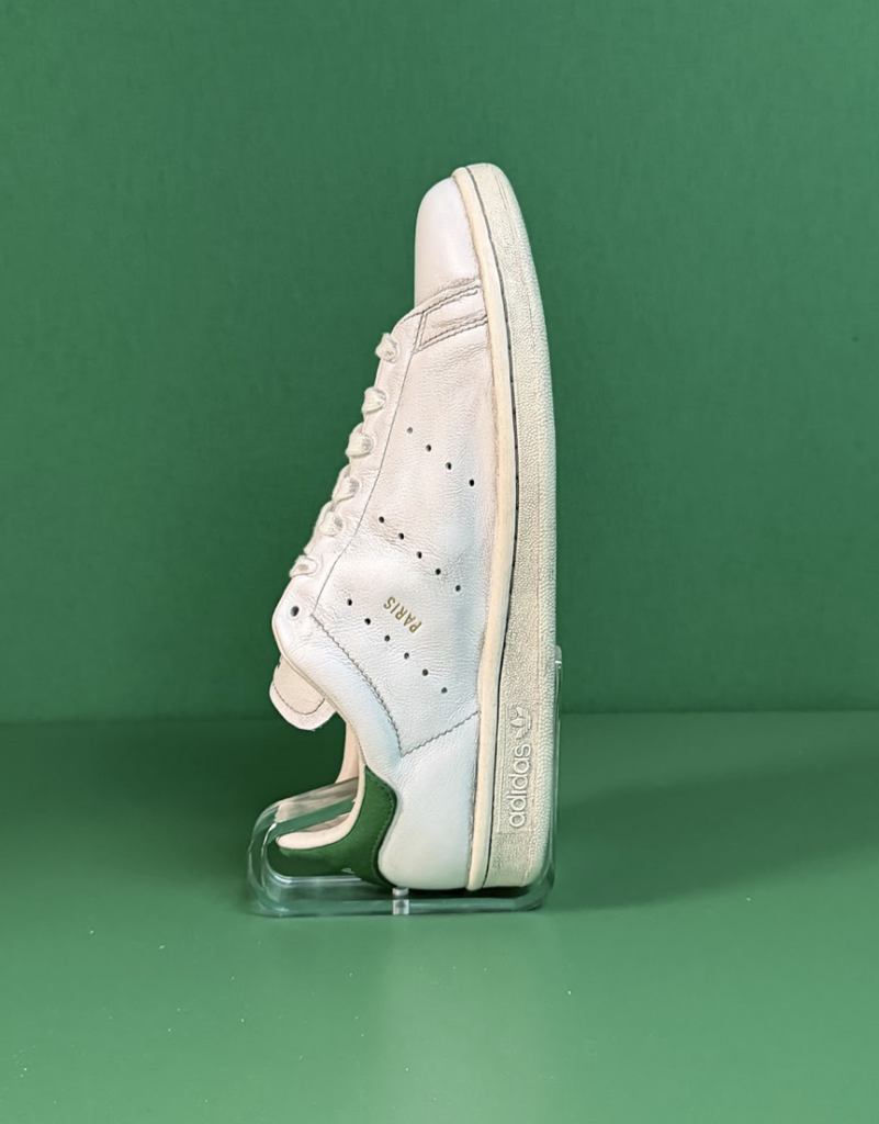 adidas Originals transformó una casa de varias plantas en un espacio efímero de creación, inaugurando junto a TTGT Studio una residencia que durante dos días convirtió al icónico Stan Smith en un lienzo vivo de arte, música y performance. La propuesta partió de la idea de que el Stan Smith.