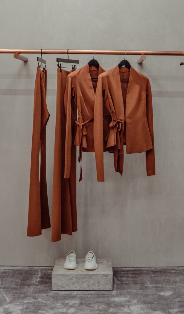 La plataforma de moda internacional y diseño contemporáneo Colima 112abrió oficialmente Concept Store, su nuevo espacio en la emblemática calle Colima, en Roma Norte. Con esta apertura, el proyecto se consolida como uno de los referentes más relevantes para la moda y el diseño en México.