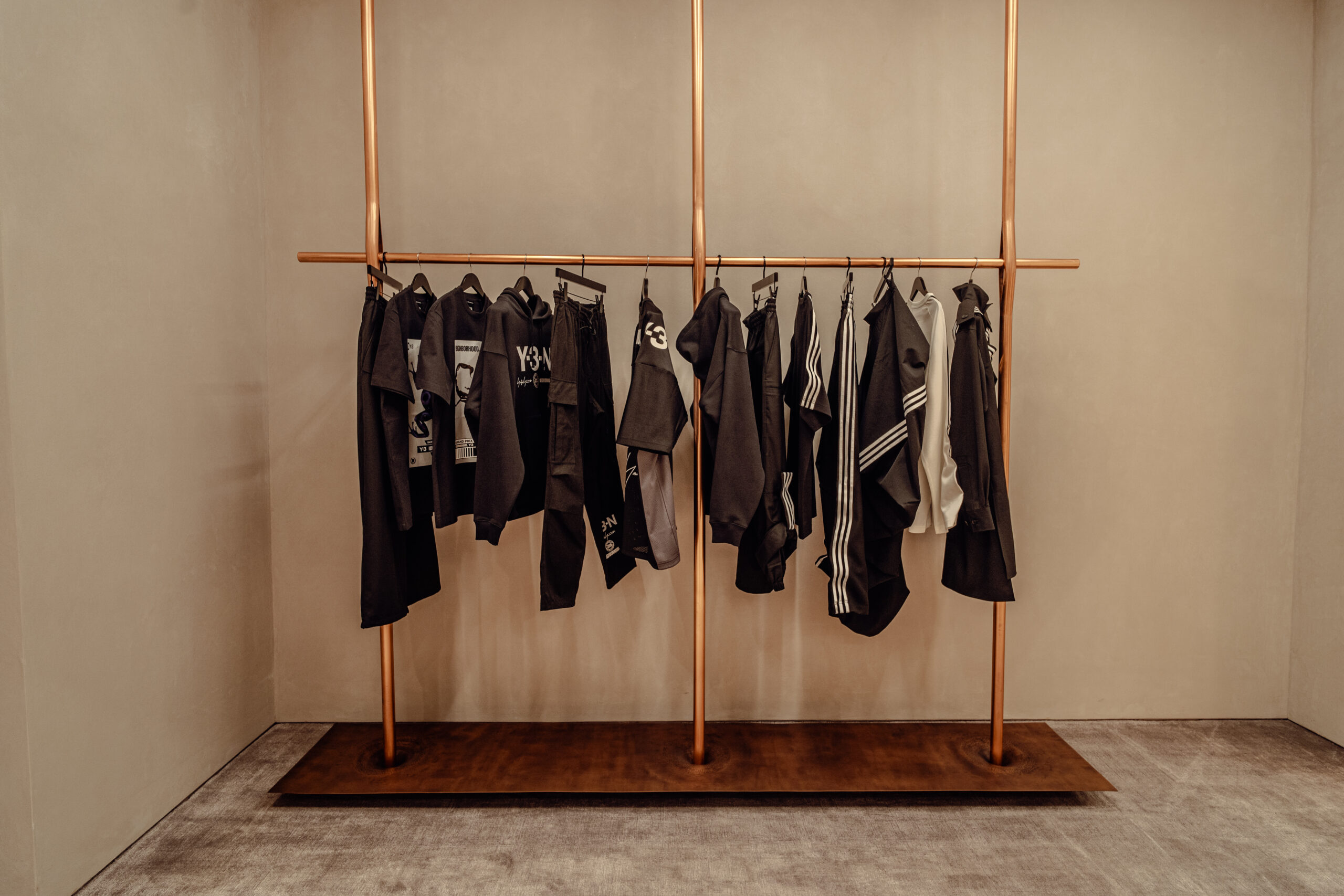 La plataforma de moda internacional y diseño contemporáneo Colima 112abrió oficialmente Concept Store, su nuevo espacio en la emblemática calle Colima, en Roma Norte. Con esta apertura, el proyecto se consolida como uno de los referentes más relevantes para la moda y el diseño en México.