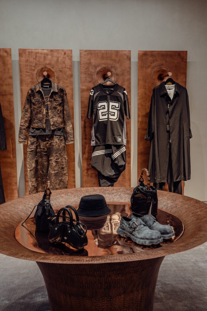 La plataforma de moda internacional y diseño contemporáneo Colima 112abrió oficialmente Concept Store, su nuevo espacio en la emblemática calle Colima, en Roma Norte. Con esta apertura, el proyecto se consolida como uno de los referentes más relevantes para la moda y el diseño en México.