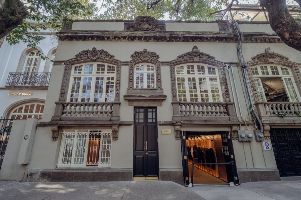 La plataforma de moda internacional y diseño contemporáneo Colima 112abrió oficialmente Concept Store, su nuevo espacio en la emblemática calle Colima, en Roma Norte. Con esta apertura, el proyecto se consolida como uno de los referentes más relevantes para la moda y el diseño en México.