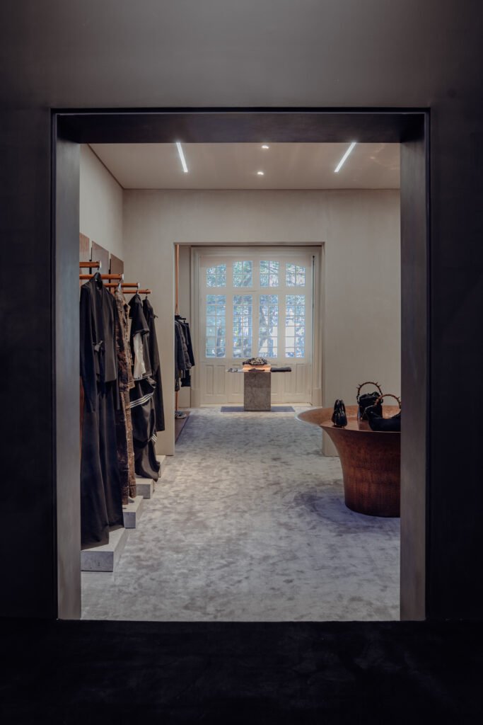 La plataforma de moda internacional y diseño contemporáneo Colima 112abrió oficialmente Concept Store, su nuevo espacio en la emblemática calle Colima, en Roma Norte. Con esta apertura, el proyecto se consolida como uno de los referentes más relevantes para la moda y el diseño en México.