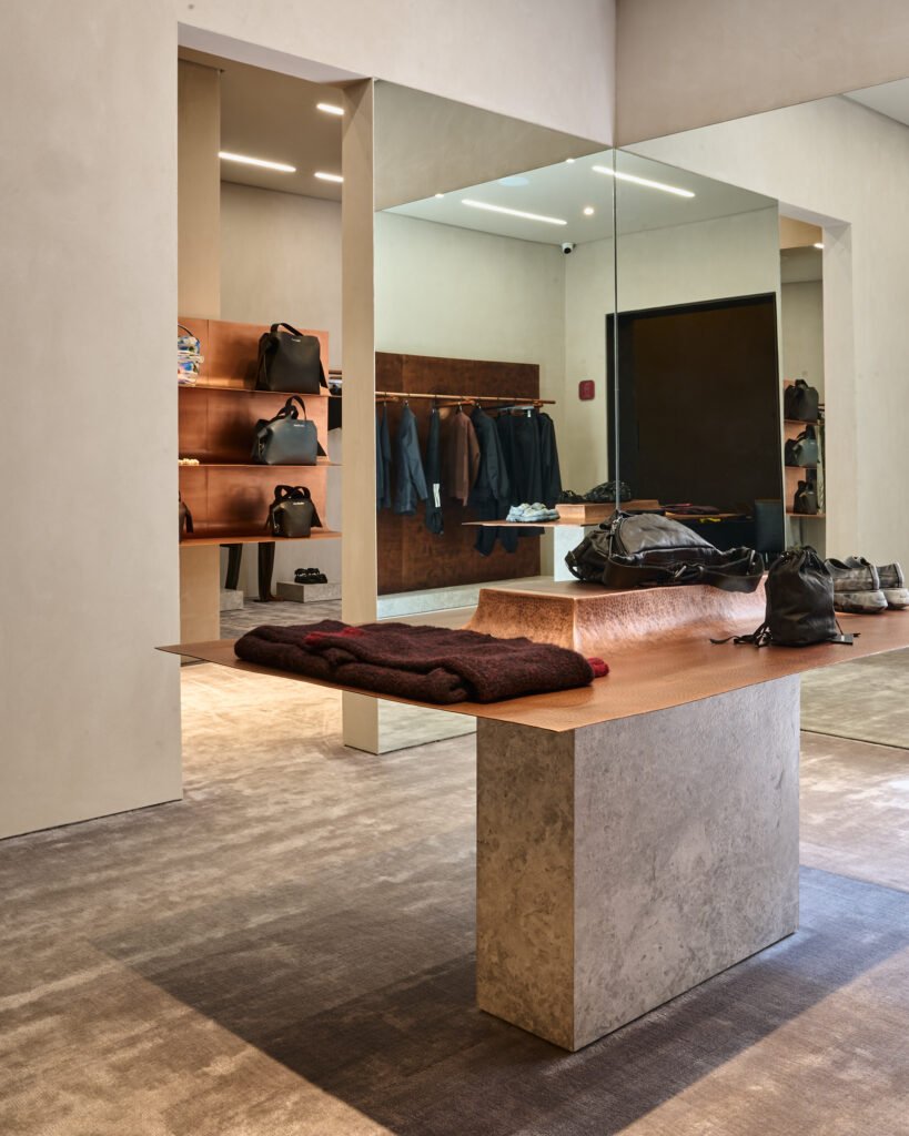 La plataforma de moda internacional y diseño contemporáneo Colima 112abrió oficialmente Concept Store, su nuevo espacio en la emblemática calle Colima, en Roma Norte. Con esta apertura, el proyecto se consolida como uno de los referentes más relevantes para la moda y el diseño en México.