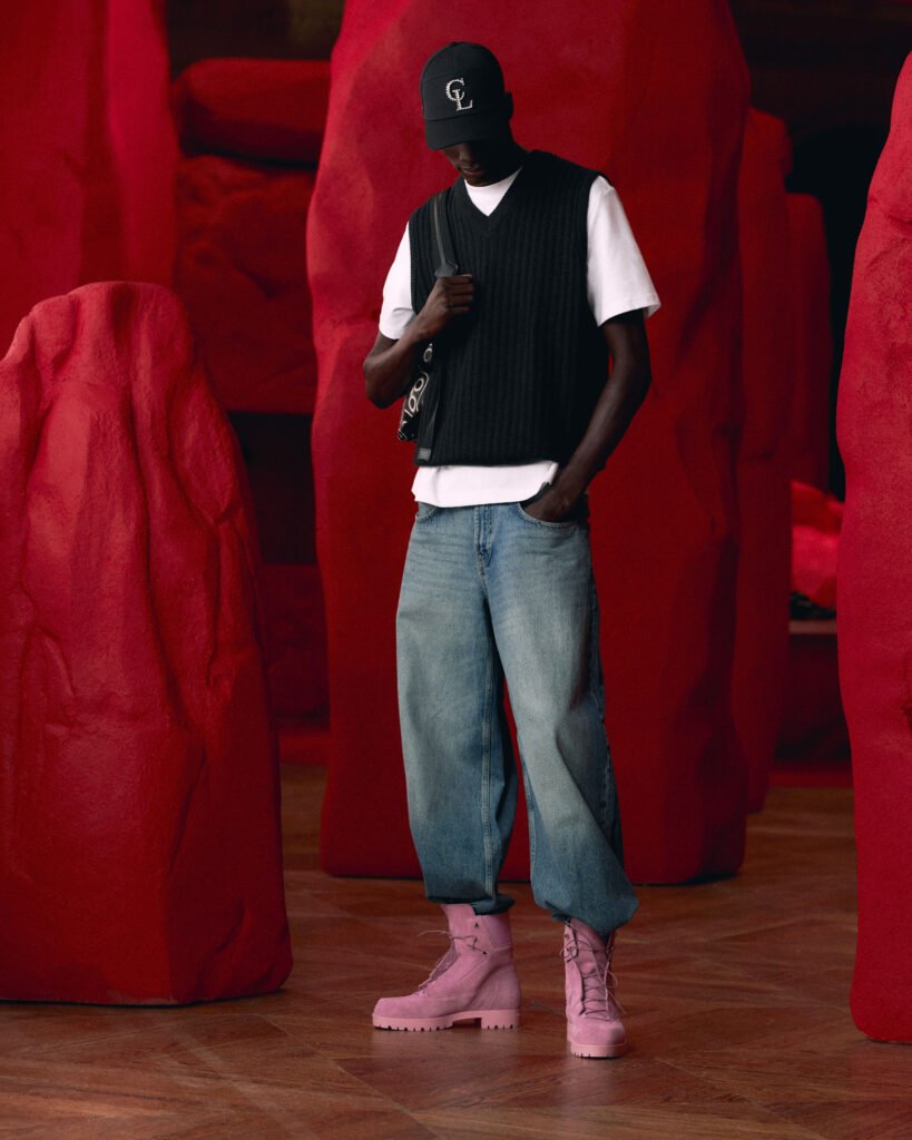 La Maison Christian Louboutin presentó su colección masculina Primavera/Verano 2027 en el corazón de París, con una narrativa que desbordó moda y arte. Bajo la mirada creativa de Jaden Smith, la propuesta se transformó en un espectáculo editorial que exploró la memoria cultural y la imaginación contemporánea.