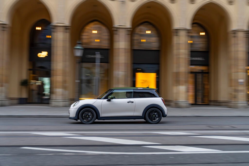 mini cooper coleccion Paul scaled en color blanco recorriendo las calles de Europa