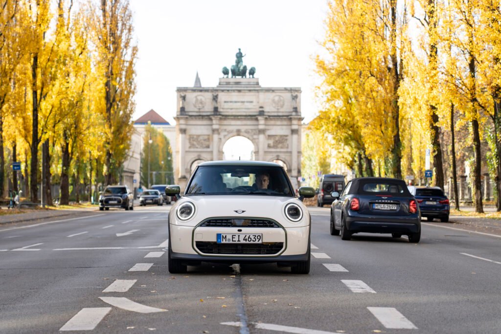 mini cooper coleccion Paul scaled en color blanco recorriendo las calles de Europa