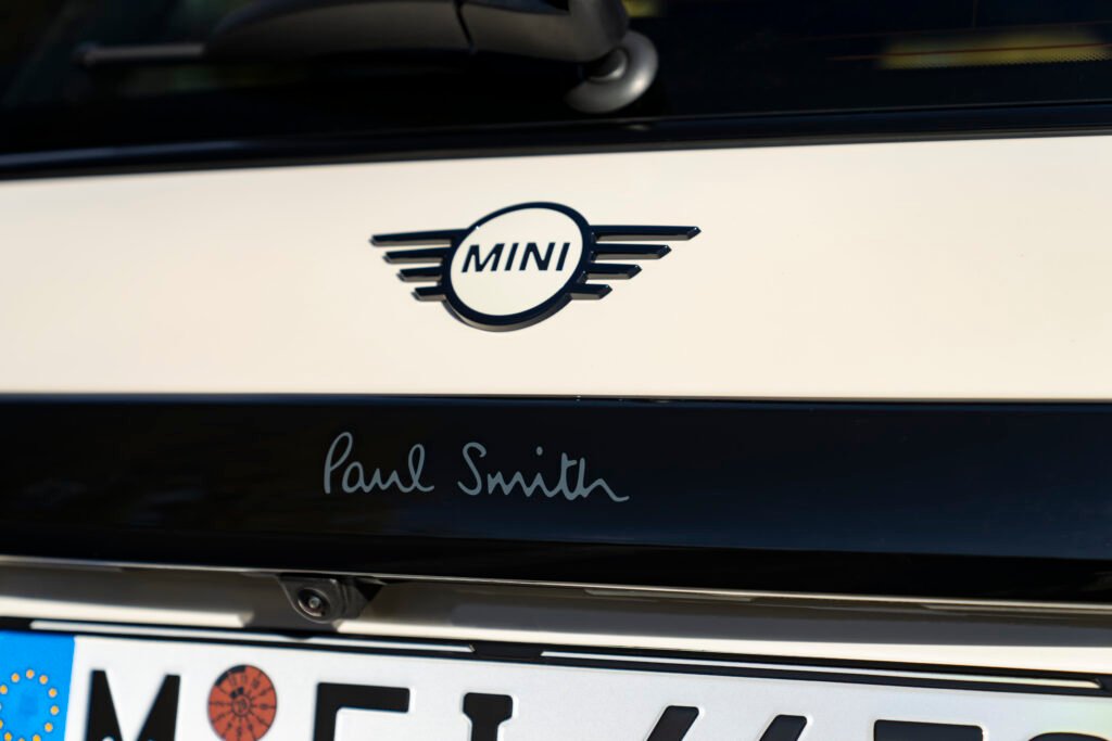 mini cooper coleccion Paul scaled en color blanco parte trasera donde se ve el nombre de la colección y la marca del automóvil