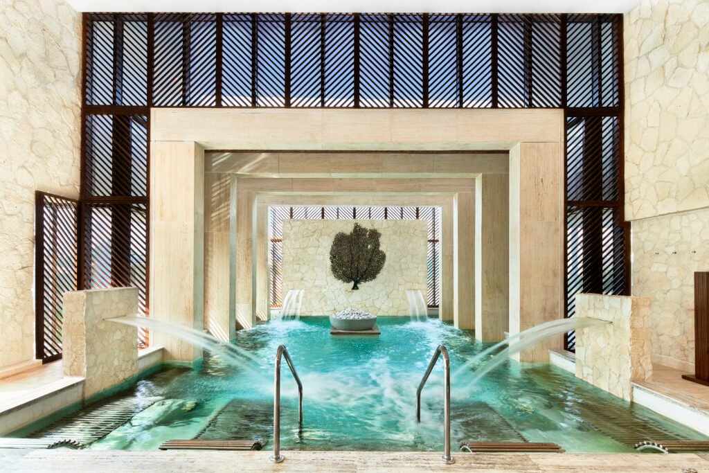 Alberca Jacuzi del SPA del hotel SLS Playa Mujeres donde el lujo y el welness se fucionan