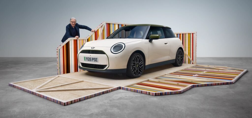 mini cooper coleccion Paul scaled en color blanco descubriendo abriendo una caja de madera gigante