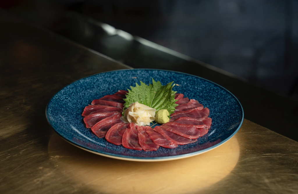 El Japonez Polanco, uno de los referentes de la cocina japonesa contemporánea en la Ciudad de México, inicia una nueva etapa marcada por la innovación y la evolución. Tras años de consolidarse como un espacio icónico, el restaurante presenta una renovación integral que transforma su diseño,