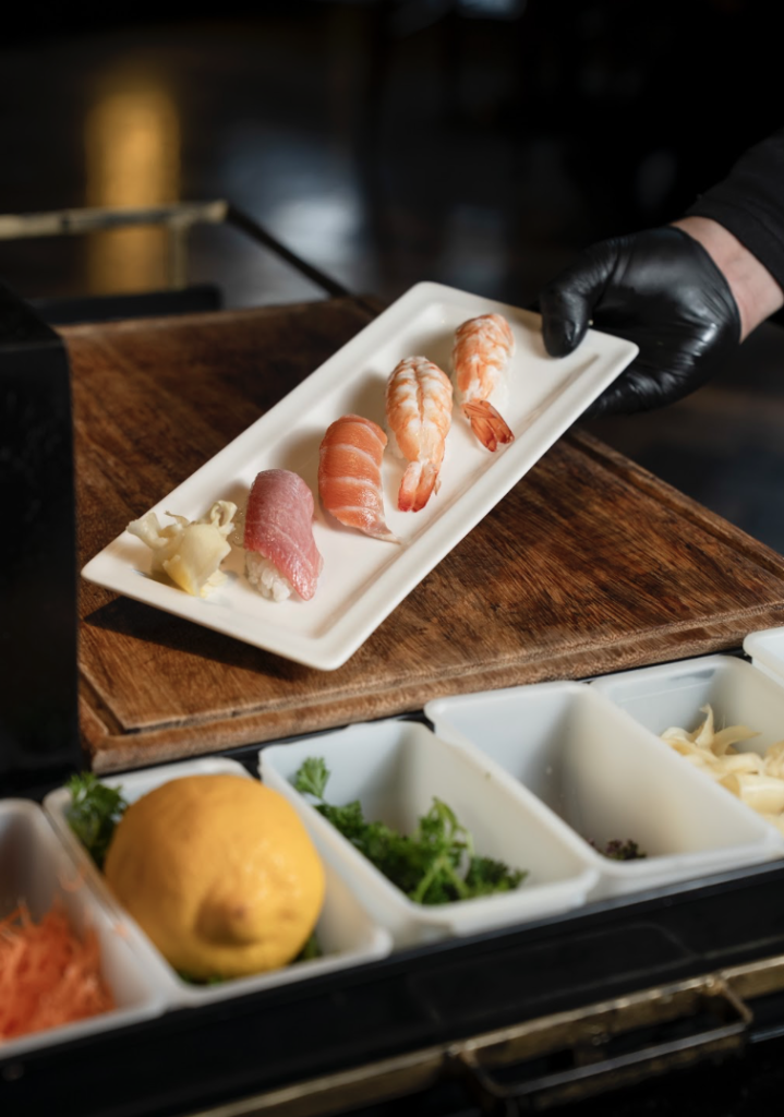El Japonez Polanco, uno de los referentes de la cocina japonesa contemporánea en la Ciudad de México, inicia una nueva etapa marcada por la innovación y la evolución. Tras años de consolidarse como un espacio icónico, el restaurante presenta una renovación integral que transforma su diseño,