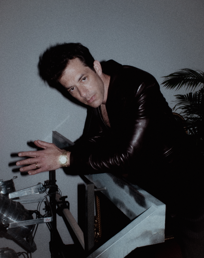 Mark Ronson, aliado creativo
La velada contará también con la participación del productor y músico Mark Ronson, quien se suma a esta colaboración aportando su visión sonora y su experiencia en la creación de atmósferas musicales únicas. Su presencia refuerza el carácter experimental del proyecto y establece un puente entre la tradición del jazz y la innovación contemporánea, enriqueciendo la propuesta artística de RAYE y Audemars Piguet.
La iniciativa forma parte del programa AP y la Música, con el cual la manufactura fomenta un diálogo creativo con el talento musical, impulsando conexiones significativas más allá de la relojería.
Inspirándose en su propia historia, el proceso creativo de RAYE está guiado por la resiliencia, la libertad artística y un compromiso inquebrantable con la artesanía, valores que Audemars Piguet celebra en cada colaboración.