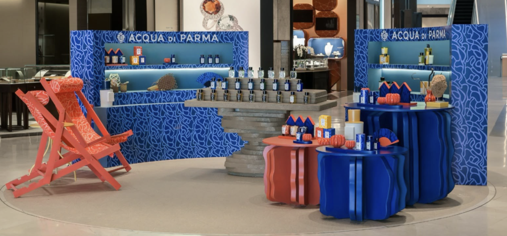 Este verano, Acqua di Parma transforma El Palacio de Hierro Santa Fe en un destino efímero inspirado en la costa italiana. Del 1 de julio al 2 de agosto, la Maison presenta La Caletta Summer Pop-Up