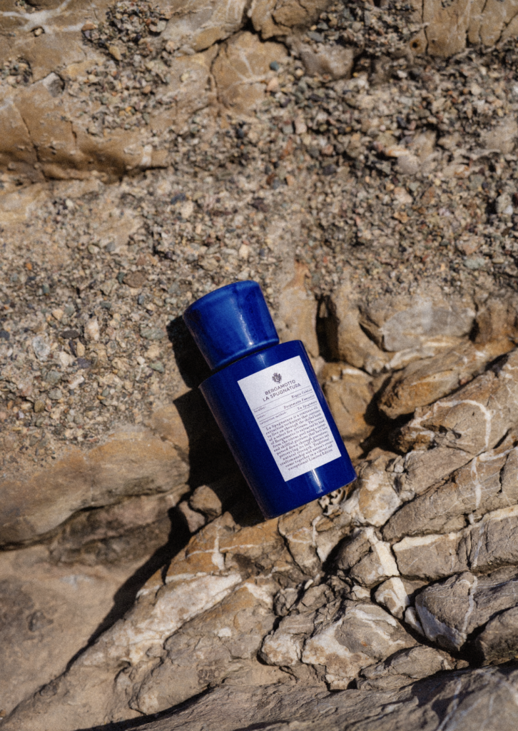 Este verano, Acqua di Parma transforma El Palacio de Hierro Santa Fe en un destino efímero inspirado en la costa italiana. Del 1 de julio al 2 de agosto, la Maison presenta La Caletta Summer Pop-Up