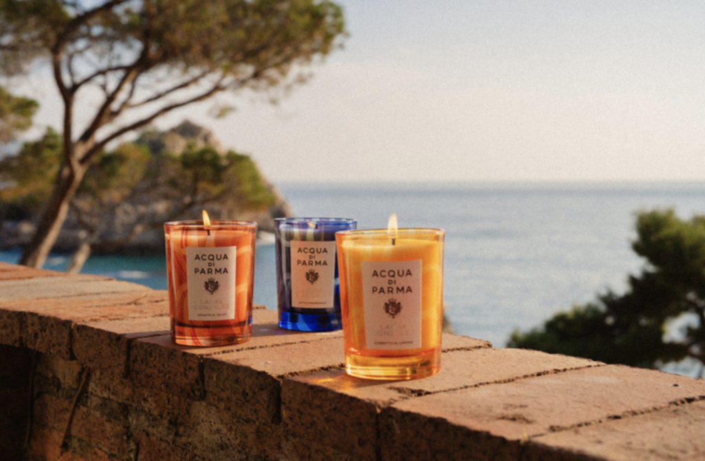 Este verano, Acqua di Parma transforma El Palacio de Hierro Santa Fe en un destino efímero inspirado en la costa italiana. Del 1 de julio al 2 de agosto, la Maison presenta La Caletta Summer Pop-Up