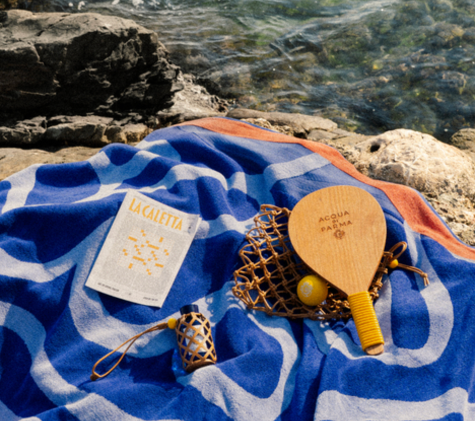 Este verano, Acqua di Parma transforma El Palacio de Hierro Santa Fe en un destino efímero inspirado en la costa italiana. Del 1 de julio al 2 de agosto, la Maison presenta La Caletta Summer Pop-Up