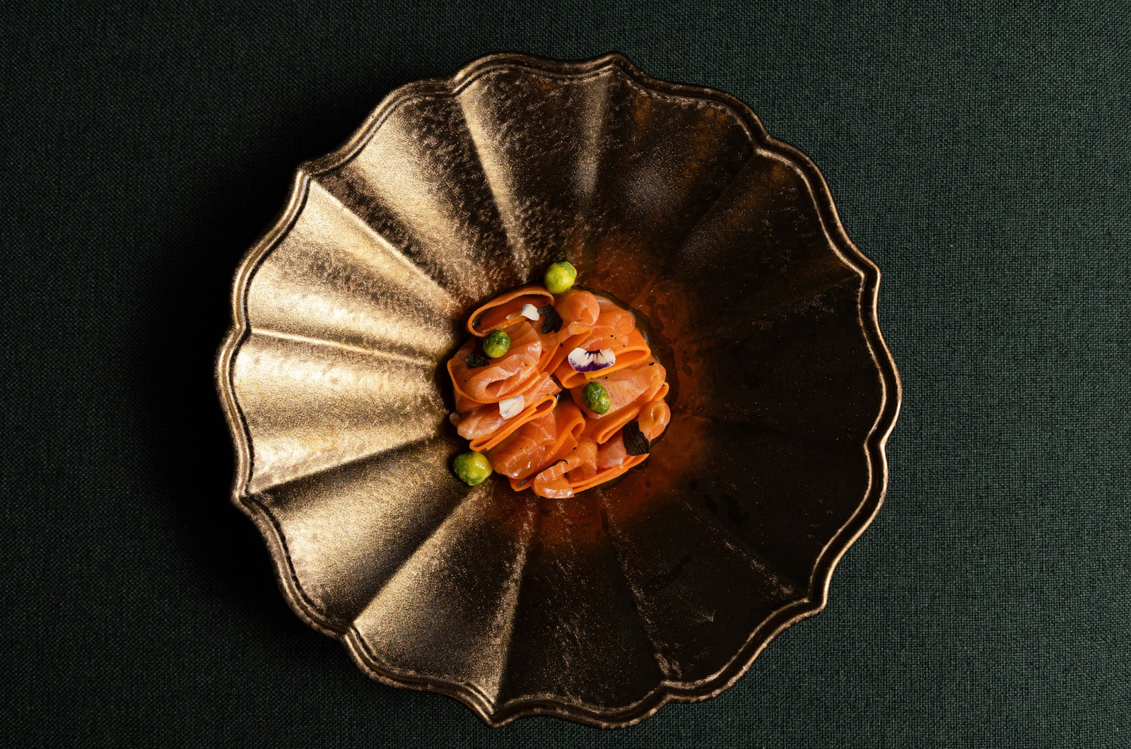 TORI es la nueva expresión del clásico restaurante Tori Tori Temístocles, un proyecto que presenta una etapa fresca, libre y contemporánea dentro de la cocina japonesa.