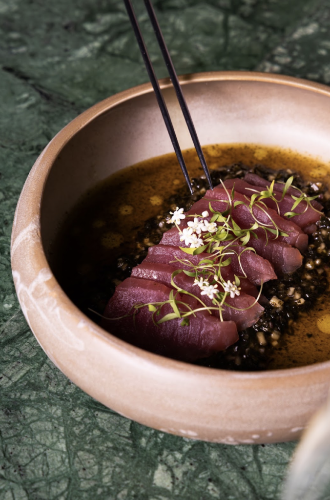 TORI es la nueva expresión del clásico restaurante Tori Tori Temístocles, un proyecto que presenta una etapa fresca, libre y contemporánea dentro de la cocina japonesa.