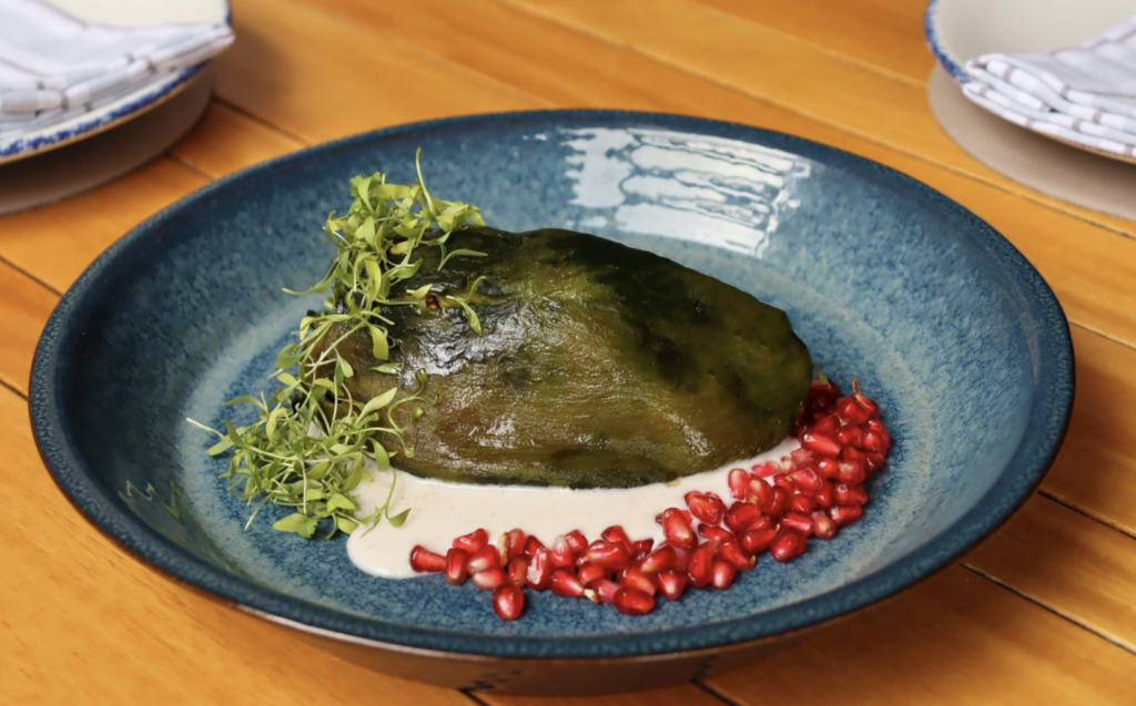 La temporada de Chiles en Nogada ya comenzó y, como cada año, se convierte en uno de los momentos más esperados por los amantes de la gastronomía mexicana. Desde recetas que respetan la tradición poblana hasta propuestas contemporáneas y de autor, la Ciudad de México ofrece opciones para todos los gustos.