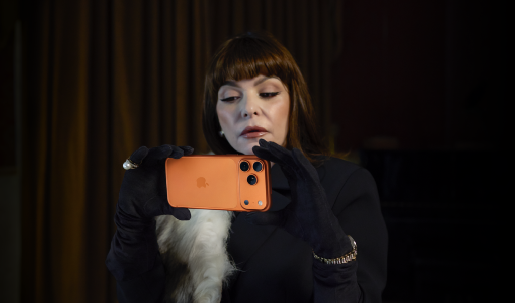 Apple sorprende con una propuesta que rinde homenaje a uno de los géneros televisivos más influyentes de México y América Latina: la telenovela. Para conmemorarlo, presenta “Nido de Villanas”