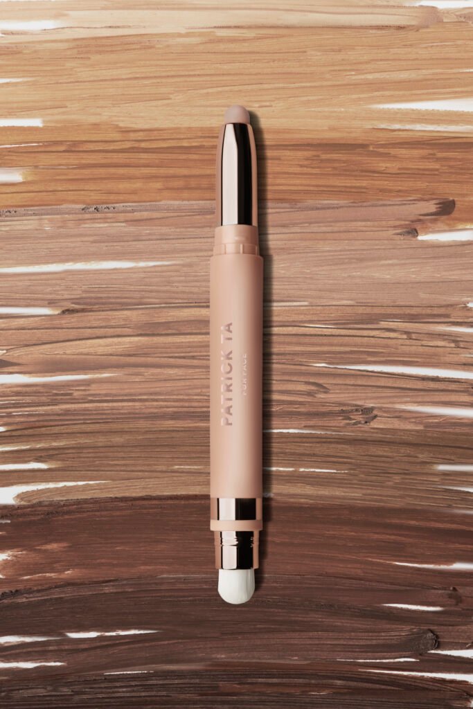 Artistry Sticks proponen una nueva manera de entender el maquillaje. Los tonos de escultura pueden utilizarse para definir ojos, nariz y labios, mientras los tonos de iluminación permiten destacar estratégicamente el lagrimal, el puente de la nariz, los labios, la barbilla y la frente.