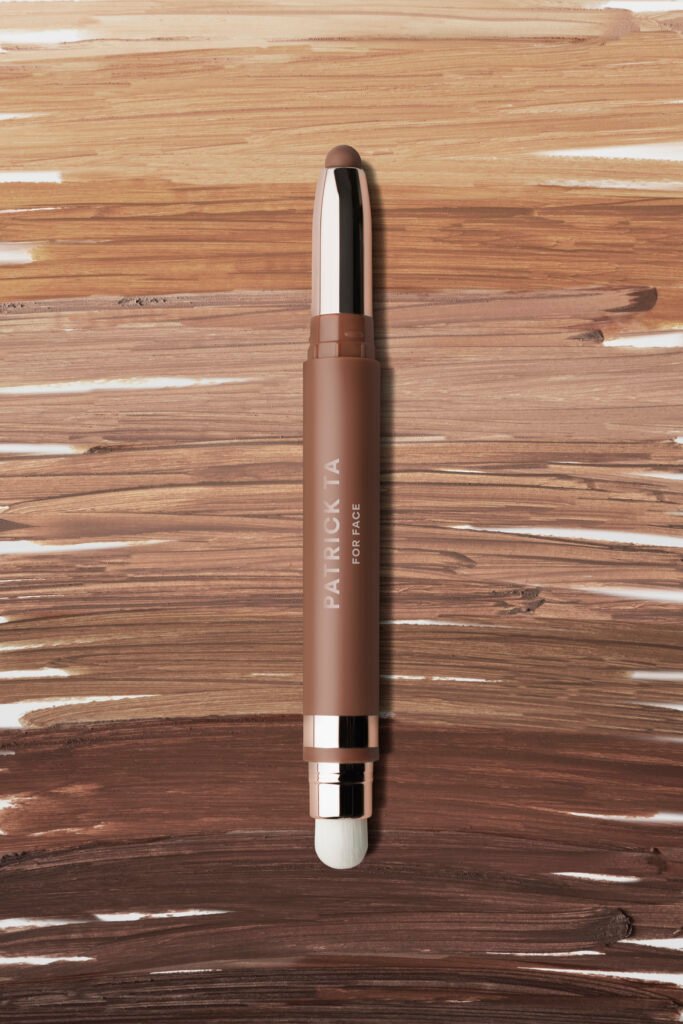 Artistry Sticks proponen una nueva manera de entender el maquillaje. Los tonos de escultura pueden utilizarse para definir ojos, nariz y labios, mientras los tonos de iluminación permiten destacar estratégicamente el lagrimal, el puente de la nariz, los labios, la barbilla y la frente.