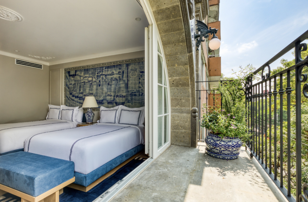 Casa Talavera llegó a Ciudad de México, un hotel boutique que redefine la hospitalidad en la Colonia Roma Norte. Ubicado en Colima 211, este espacio se presenta como un destino exclusivo donde diseño, tradición y lujo se entrelazan para ofrecer una experiencia única en la capital mexicana.