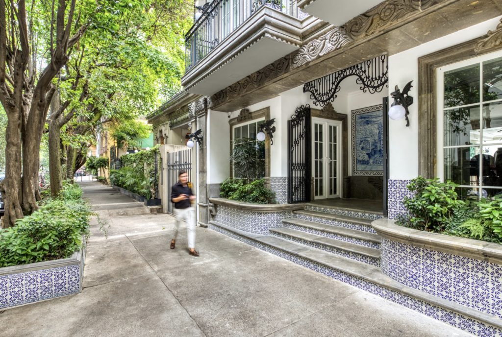 Casa Talavera llegó a Ciudad de México, un hotel boutique que redefine la hospitalidad en la Colonia Roma Norte. Ubicado en Colima 211, este espacio se presenta como un destino exclusivo donde diseño, tradición y lujo se entrelazan para ofrecer una experiencia única en la capital mexicana.