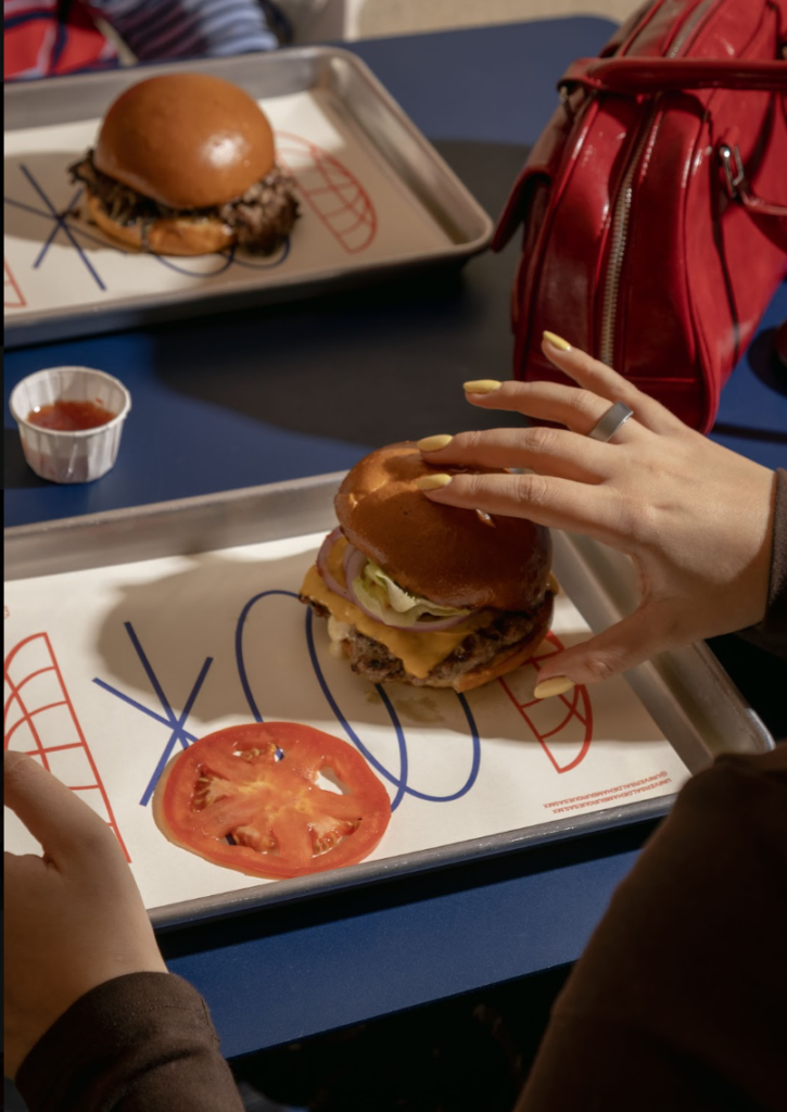 La Ciudad de México suma un nuevo referente gastronómico con la llegada de Universal de Hamburguesas, un concepto que nace desde el corazón de la escena musical y cultural.