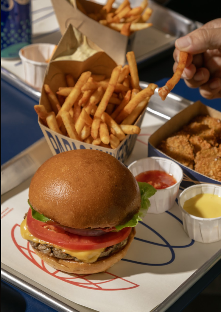 La Ciudad de México suma un nuevo referente gastronómico con la llegada de Universal de Hamburguesas, un concepto que nace desde el corazón de la escena musical y cultural.