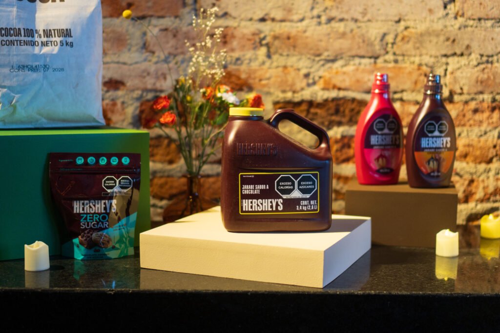Productos de Hersheys FOOD SERVICE como 3 botellas de chocolate liquido y una bolsa de chispas de chocolate