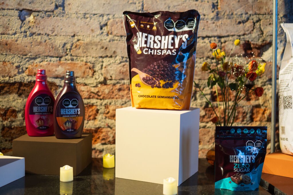 Productos de Hersheys FOOD SERVICE como 2 botellas de chocolate liquido y 2 bolsas de chispas de chocolate
