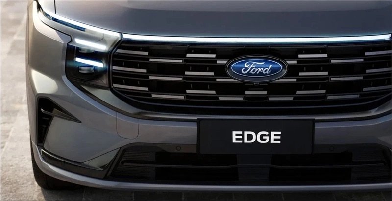 Imponente parrilla frontal con faros LED y acentos que destilan vanguardia.