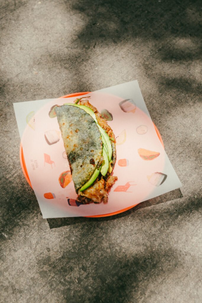 En Maizajo se podrá probar una quesadilla de costilla con aguacate y epazote; Taller de Ostiones presenta pescado prensado en costra de queso asadero con guacachile; Los Pacientes propone un volcán de alambre de tampiqueña de Wagyu con guacamole, mientras que La Fritanguita participa con una chalupita de longaniza y salsa de aguacate.