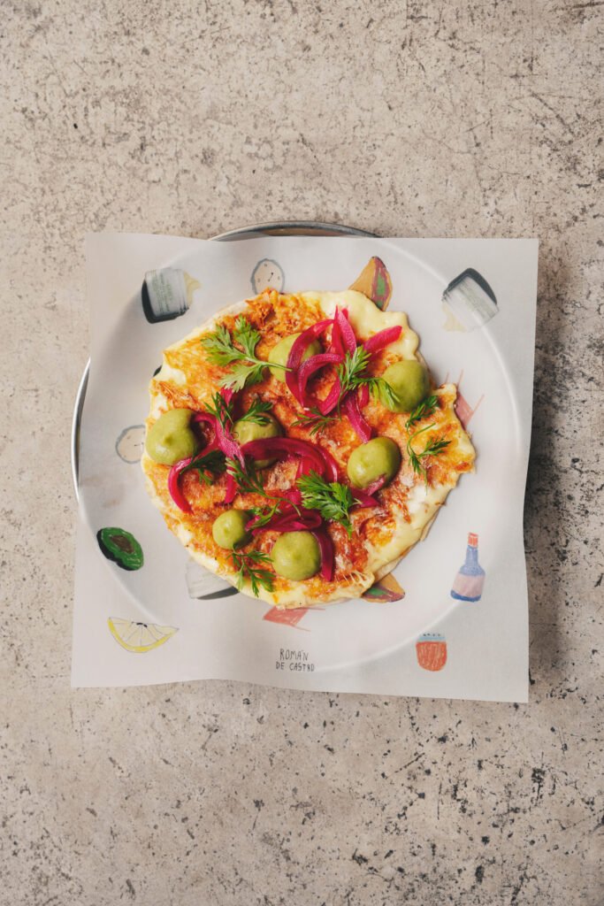 En Maizajo se podrá probar una quesadilla de costilla con aguacate y epazote; Taller de Ostiones presenta pescado prensado en costra de queso asadero con guacachile; Los Pacientes propone un volcán de alambre de tampiqueña de Wagyu con guacamole, mientras que La Fritanguita participa con una chalupita de longaniza y salsa de aguacate.