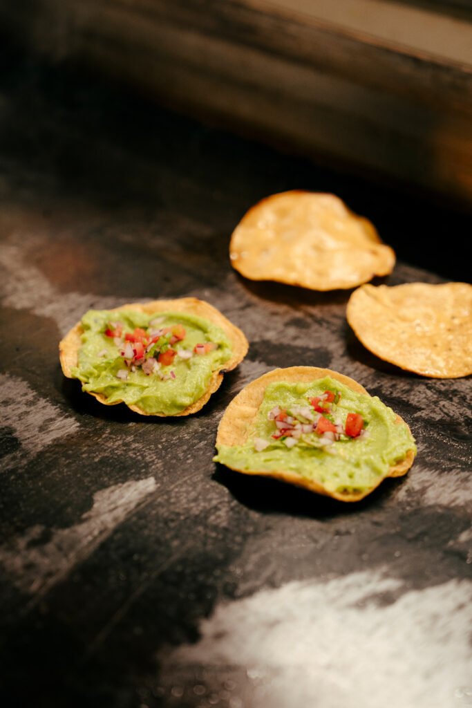 En Maizajo se podrá probar una quesadilla de costilla con aguacate y epazote; Taller de Ostiones presenta pescado prensado en costra de queso asadero con guacachile; Los Pacientes propone un volcán de alambre de tampiqueña de Wagyu con guacamole, mientras que La Fritanguita participa con una chalupita de longaniza y salsa de aguacate.