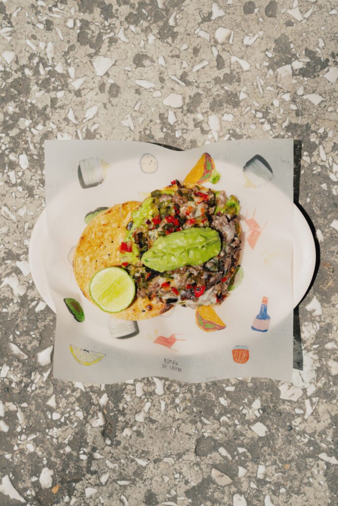 En Maizajo se podrá probar una quesadilla de costilla con aguacate y epazote; Taller de Ostiones presenta pescado prensado en costra de queso asadero con guacachile; Los Pacientes propone un volcán de alambre de tampiqueña de Wagyu con guacamole, mientras que La Fritanguita participa con una chalupita de longaniza y salsa de aguacate.