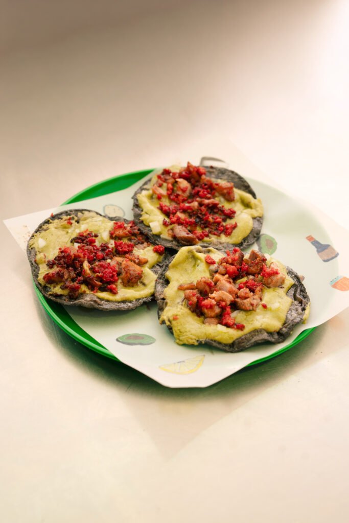 En Maizajo se podrá probar una quesadilla de costilla con aguacate y epazote; Taller de Ostiones presenta pescado prensado en costra de queso asadero con guacachile; Los Pacientes propone un volcán de alambre de tampiqueña de Wagyu con guacamole, mientras que La Fritanguita participa con una chalupita de longaniza y salsa de aguacate.