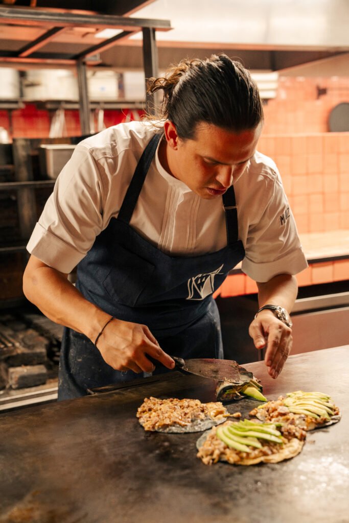 retrato de chef Santiago Moctezuma, de Maizajo preparando unas quesadillas en el comal