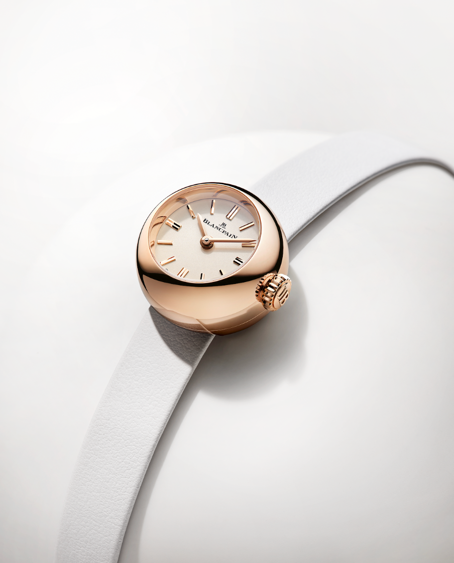 Para celebrar el 70º aniversario de la colección Ladybird, Blancpain presenta Lady B, una creación que combina diseño escultórico, herencia histórica y uno de los movimientos mecánicos automáticos más pequeños de la relojería contemporánea